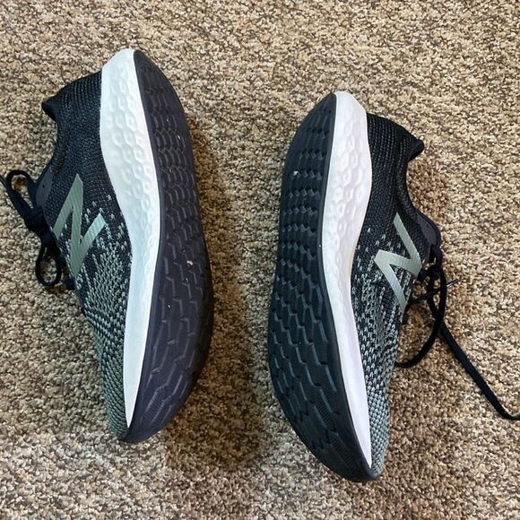 New Balance Fresh Foam Men's Black and White Athletic Shoes Size 8 US - Picture 6 of 15
